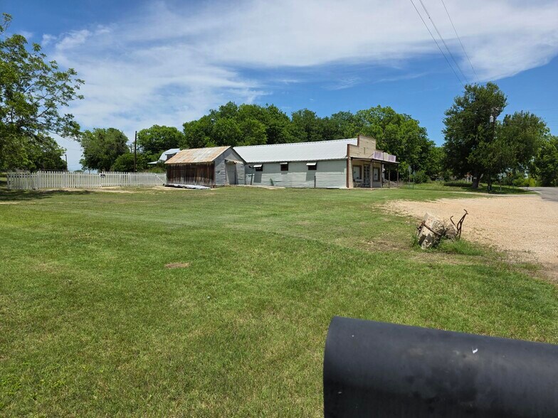 More Photos Of 110 County Road 421, Thorndale Freestanding For Sale