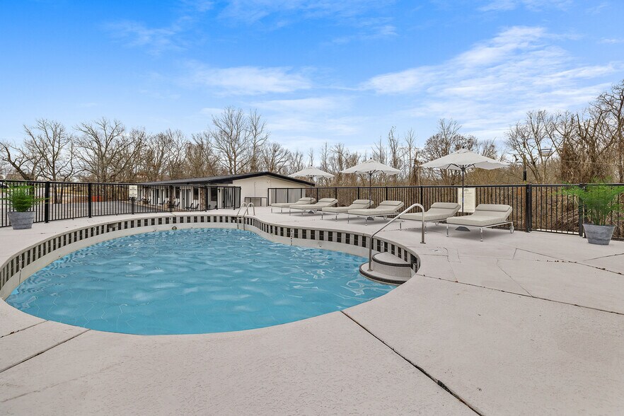 More Photos Of 14733 Dutchmans Dr, Rogers Hotel For Sale