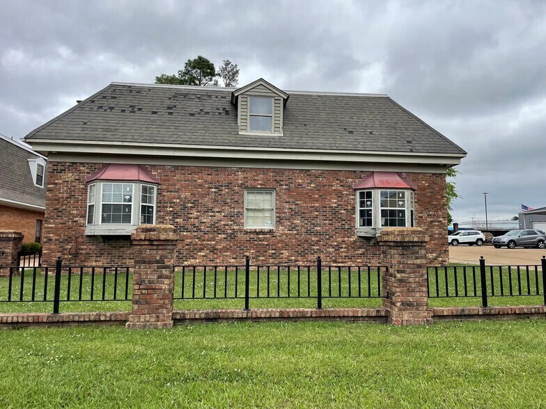 More Photos Of 5440 Executive Pl, Jackson Office For Sale