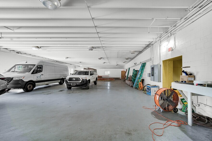 More Photos Of 7045 Calumet Ave, Hammond Light Distribution For Sale