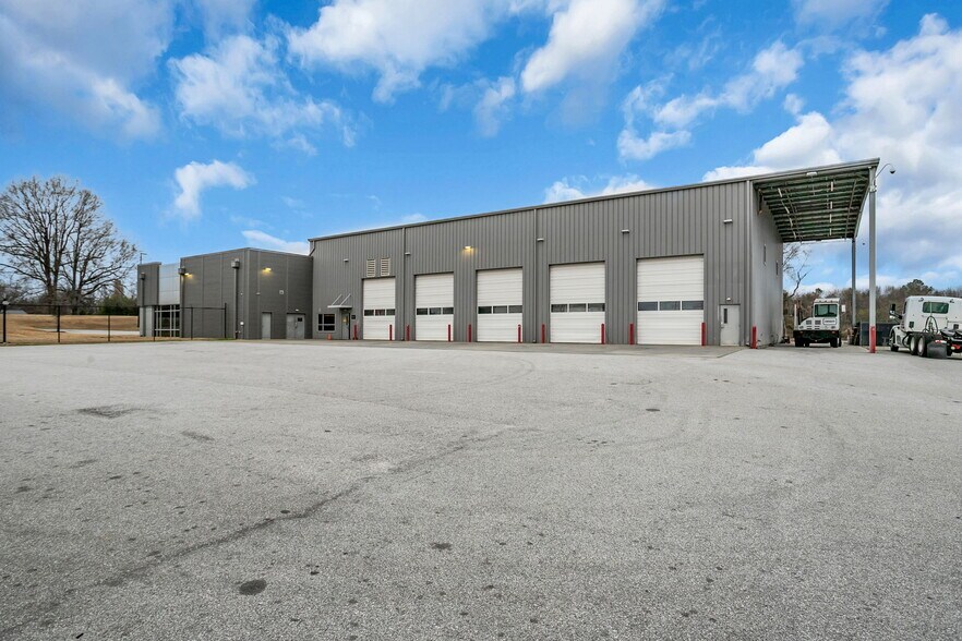 More Photos Of 438 Mayfield Rd, Duncan Flex For Sale