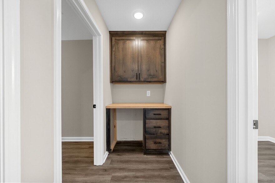 More Photos Of 1400 Dover Rd, Clarksville Showroom For Lease