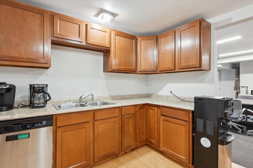 More Photos Of 1050 S Quitman St, Denver Showroom For Sale