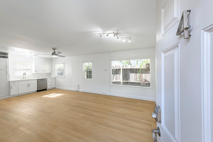 More Photos Of 1824 10th St, Santa Monica Apartments For Sale