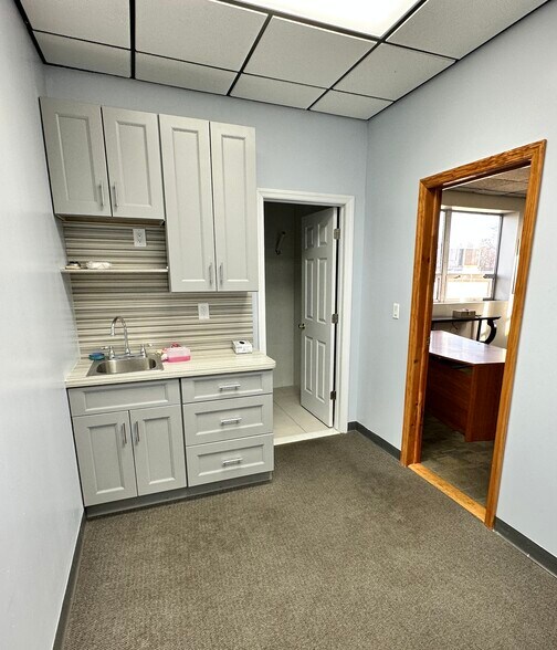 More Photos Of 205 E 1st Ave, Roselle Warehouse For Lease