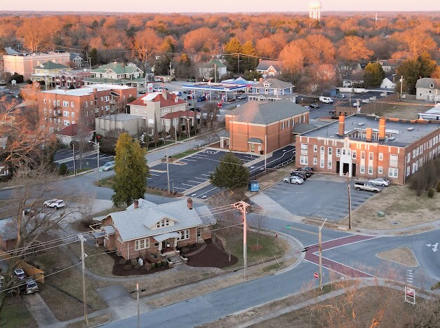 More Photos Of 200 W Parkway Ave, High Point Office Residential For Lease