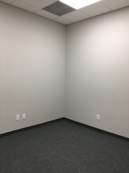 More Photos Of 123 Poplar Pointe Dr, Mooresville Flex For Lease