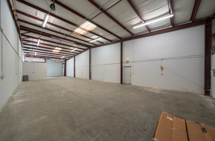 More Photos Of 501 Central Park Dr, Sanford Warehouse For Lease