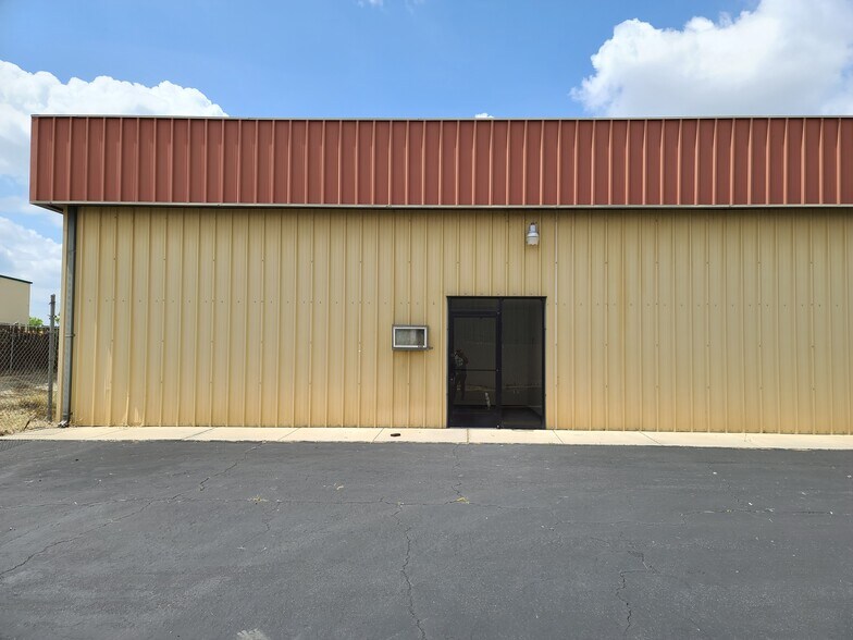 Primary Photo Of 2920 Landco Rd, Bakersfield Light Manufacturing For Lease