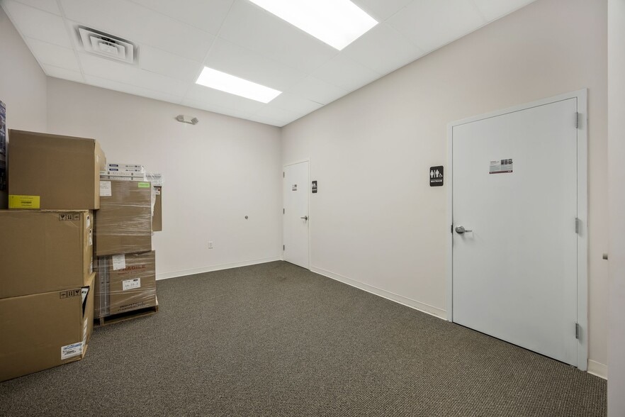 More Photos Of 7308 Shallowford Rd, Chattanooga Storefront Retail Office For Lease