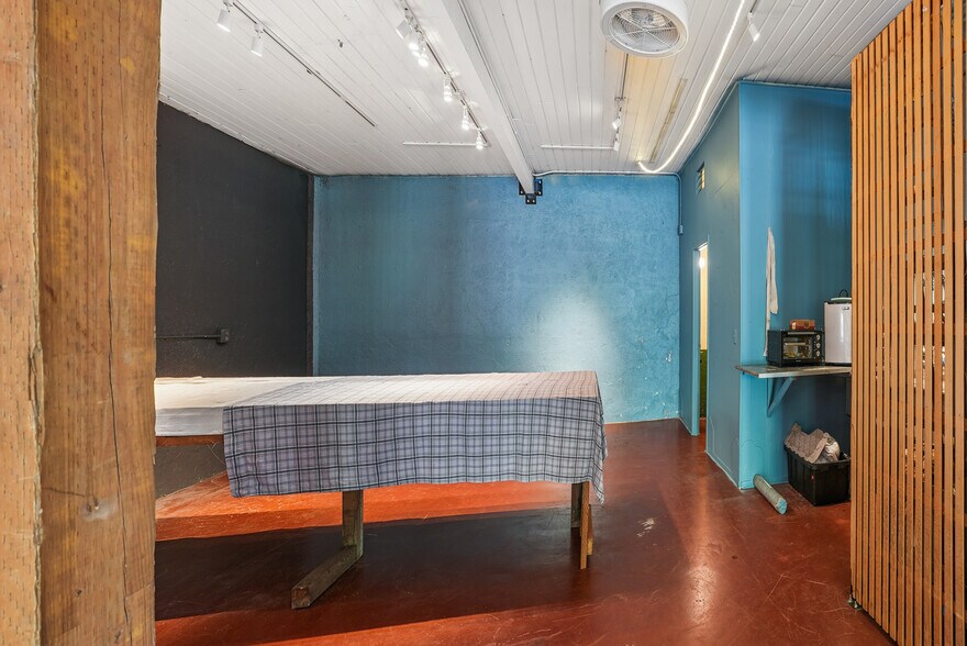 More Photos Of 1114 SE Clay St, Portland Freestanding For Sale