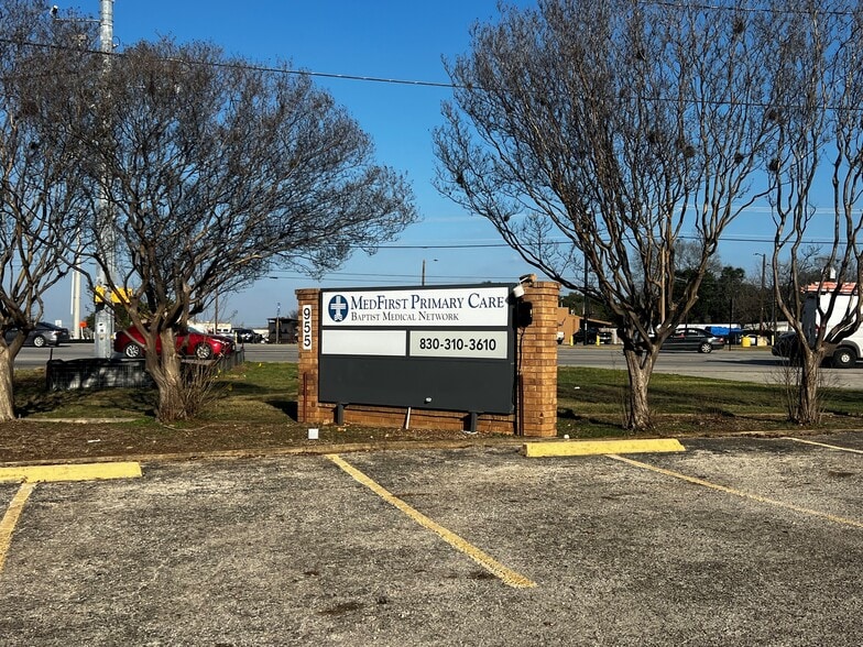 More Photos Of 955 Loop 337, New Braunfels Office For Lease