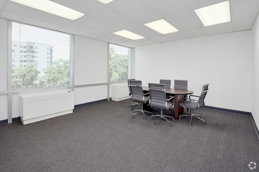 More Photos Of 205 S Whiting St, Alexandria Medical For Lease