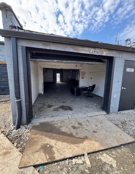 More Photos Of 21950-21956 Schoenherr Rd, Warren Warehouse For Lease