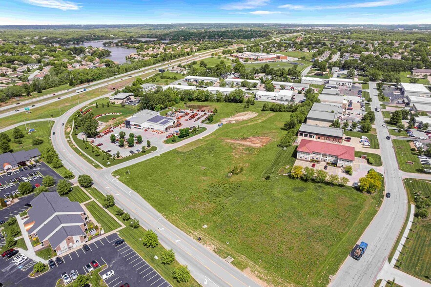 More Photos Of 4120 NE Port Dr, Lee's Summit Office For Sale