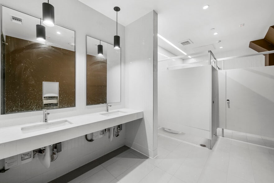 More Photos Of 735 S La Brea Ave, Los Angeles Freestanding For Lease