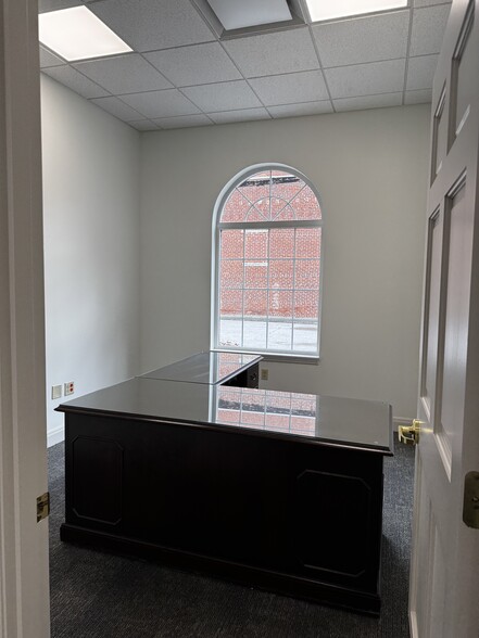 More Photos Of 620 Virginia St E, Charleston Bank For Lease