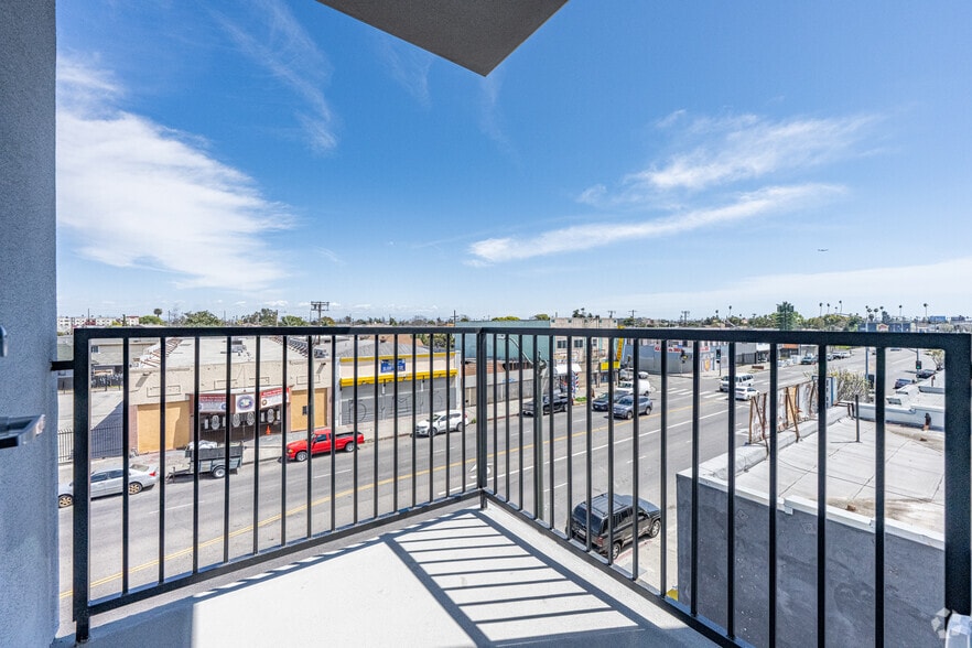 More Photos Of 300 W 60th St, Los Angeles Apartments For Sale