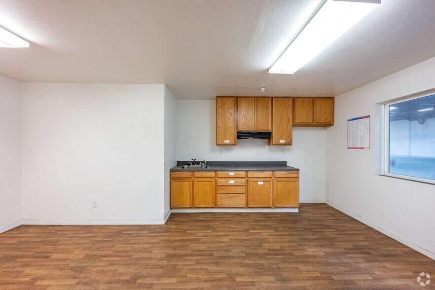 More Photos Of 210 Classic Ct, Rohnert Park Warehouse For Lease