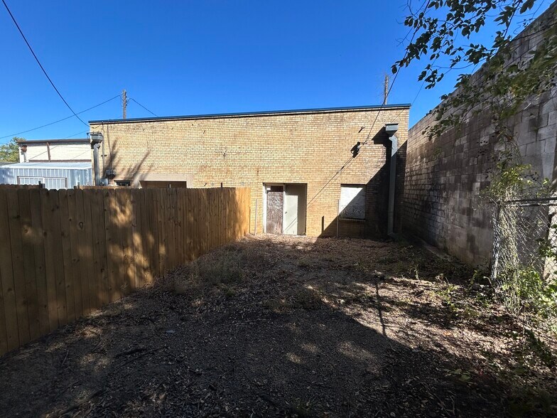 More Photos Of 121 S Glenwood Blvd, Tyler Storefront For Sale