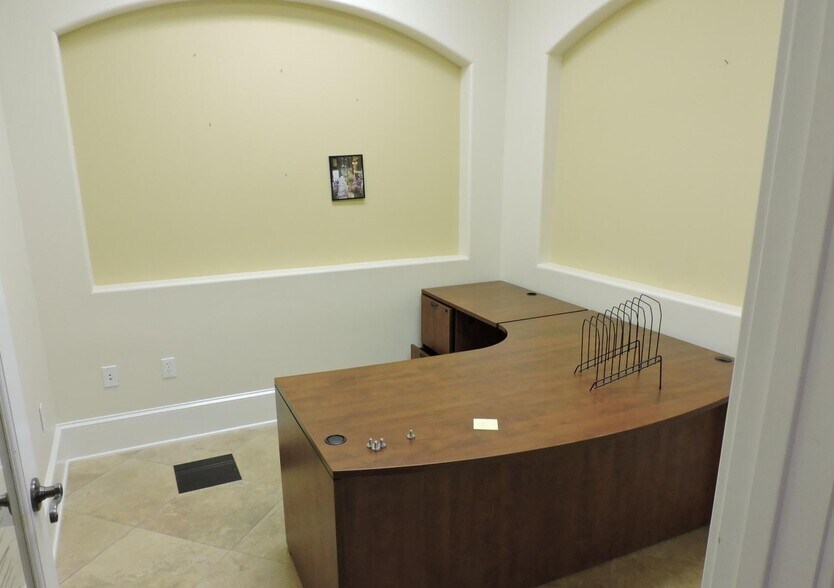 More Photos Of 1635 Farm Way, Middleburg Warehouse For Sale