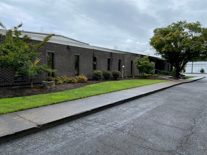 More Photos Of 2767 22nd St SE, Salem Office For Lease