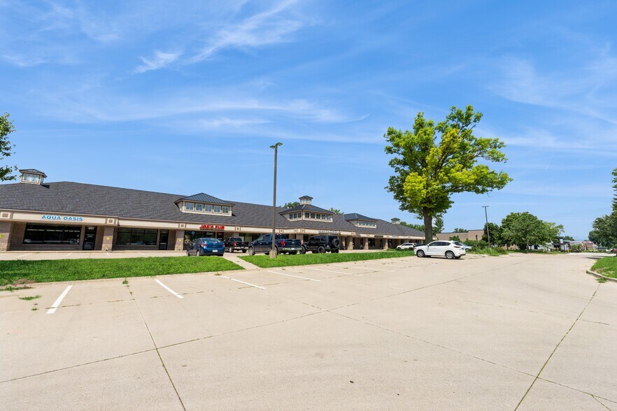 More Photos Of 5500 Merle Hay Rd, Johnston Storefront For Sale