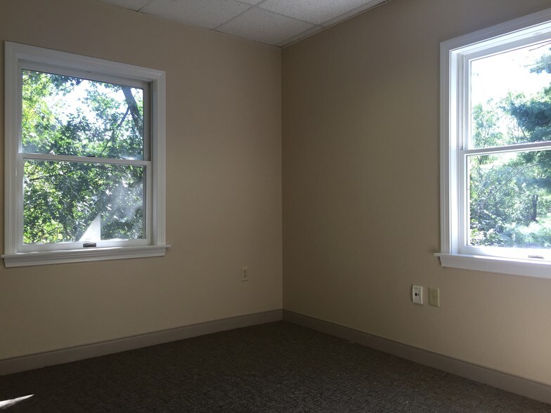 More Photos Of 11 Red Roof Ln, Salem Office For Lease