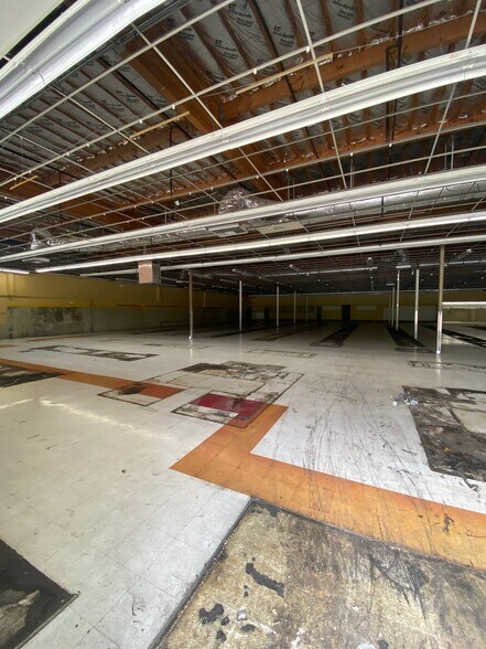 More Photos Of 3208 NE Sunset Blvd, Renton Department Store For Lease