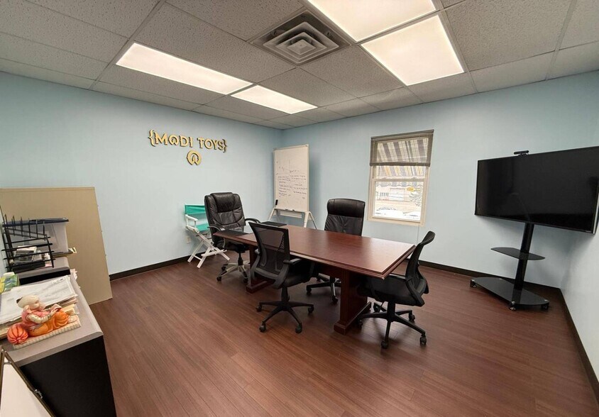 More Photos Of 13 Coral St, Edison Flex For Lease
