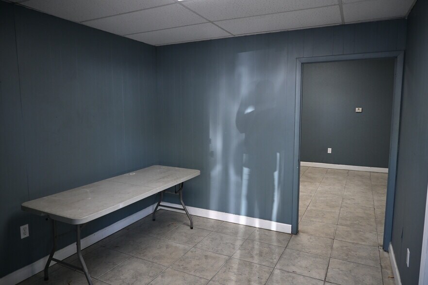 More Photos Of 14401 60th St N, Clearwater Warehouse For Lease