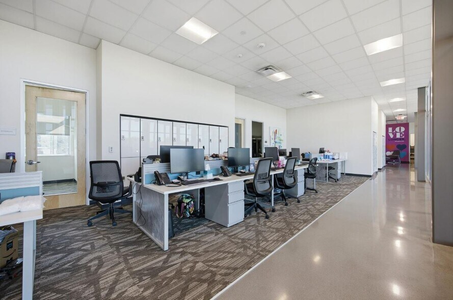 More Photos Of 4801 West Fwy, Fort Worth Veterinarian Kennel For Sale