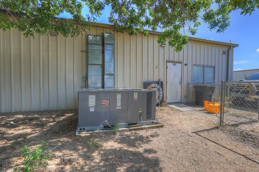 More Photos Of 242 Trade Center Dr, New Braunfels Warehouse For Lease