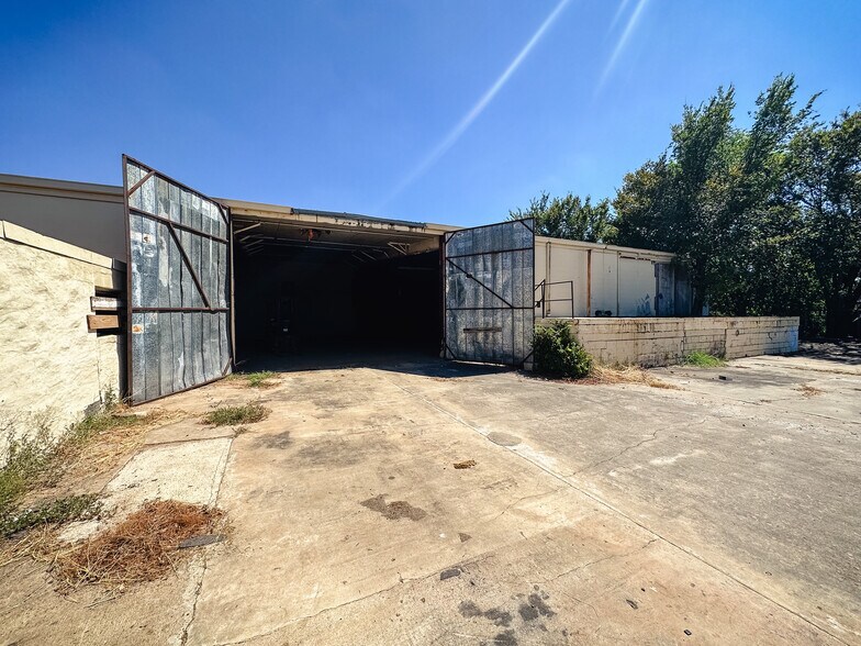 More Photos Of 512 Jones St, Gonzales Warehouse For Sale