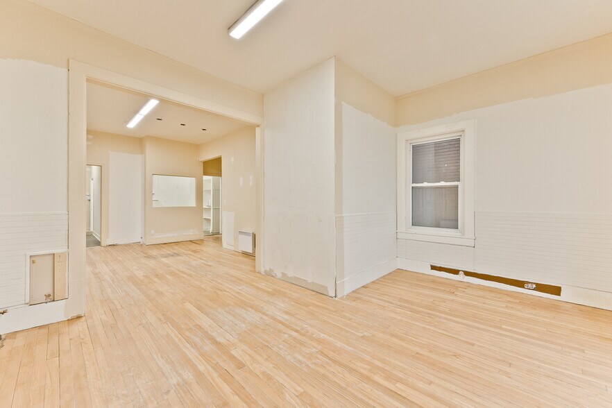 More Photos Of 127 Rue Queen, Sherbrooke Office Residential For Sale