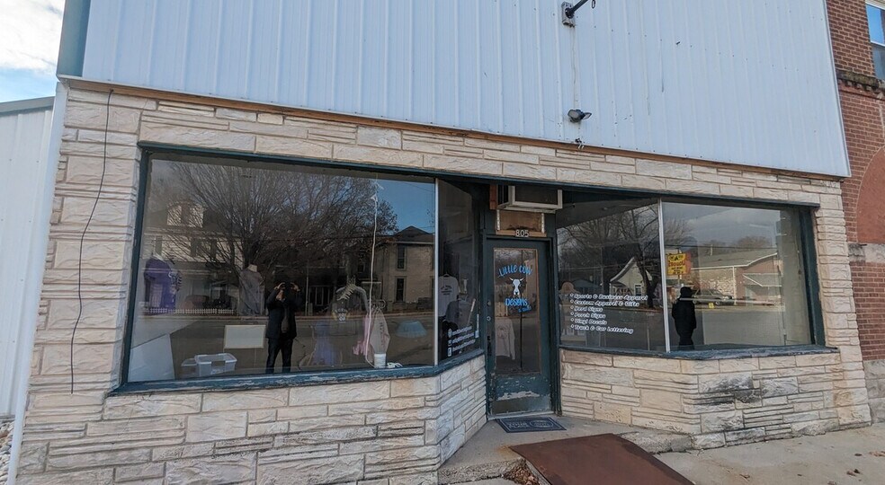 More Photos Of 805 S Michigan Rd, Burlington Storefront Retail Residential For Lease