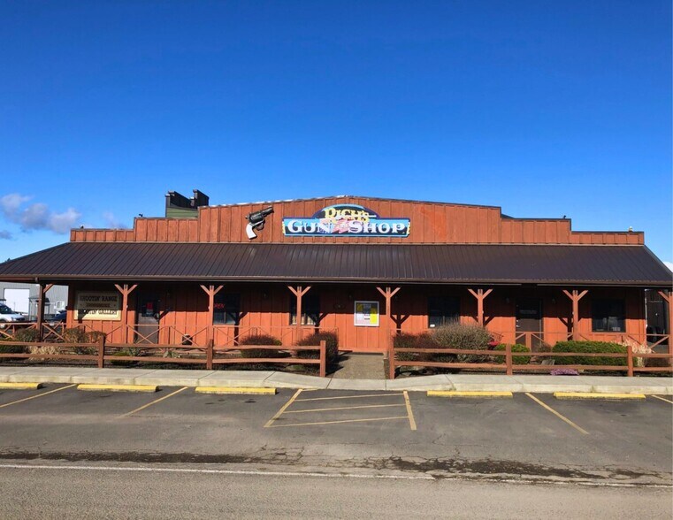 More Photos Of 10791 Oak St NE, Donald Showroom For Sale