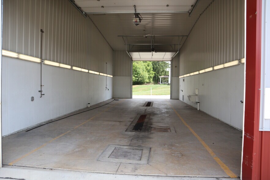 More Photos Of 101 E End Rd, Brownsville Warehouse For Sale