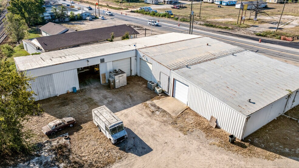 More Photos Of 2751 E Davis St, Conroe Freestanding For Sale