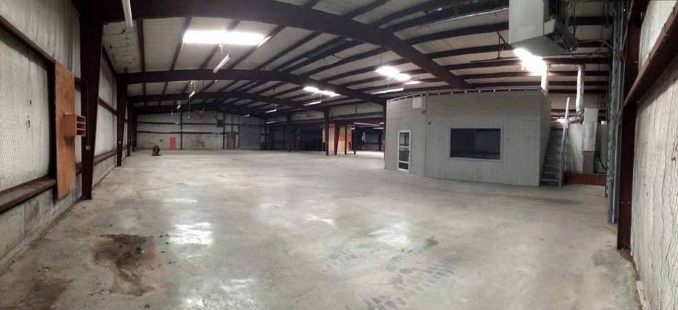 More Photos Of 440 N Broadway St, Joshua Manufacturing For Lease