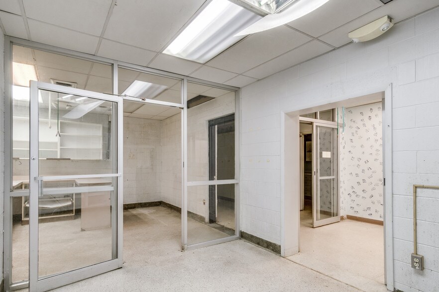 More Photos Of 5410 Allen Rd, Allen Park Medical For Sale