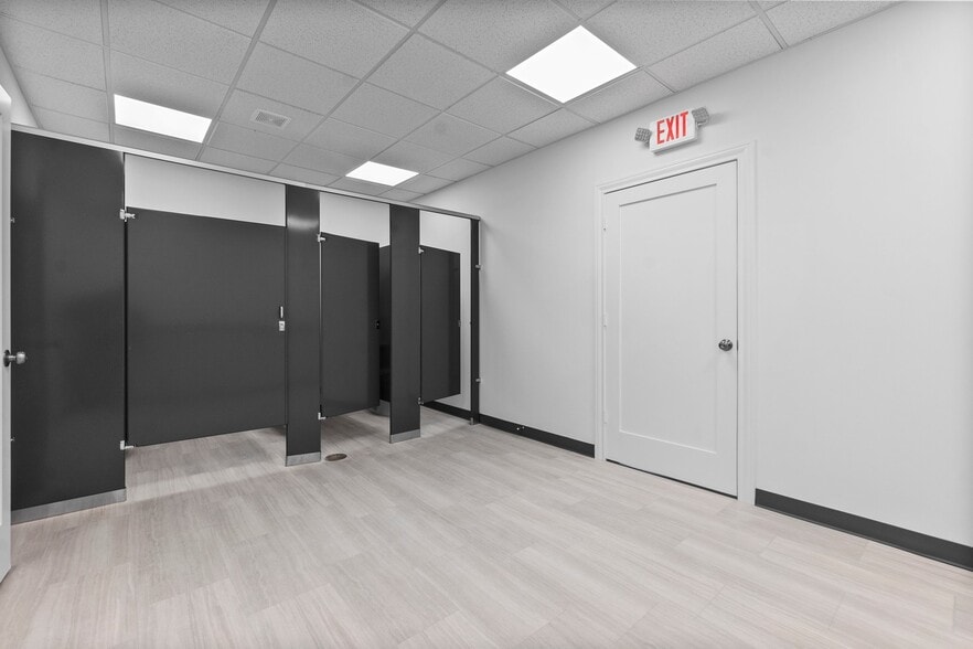 More Photos Of 11002 Sleepy Hollow Rd, Conroe Warehouse For Lease