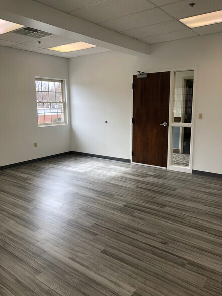 More Photos Of 200 Great Rd, Bedford Storefront Retail Office For Lease