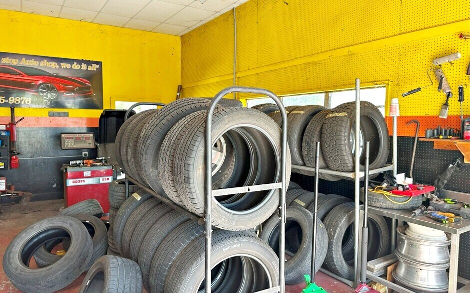 More Photos Of 1 Triangle Park, Lake Placid Auto Repair For Sale