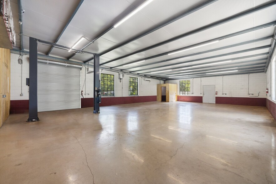 More Photos Of 404 Nugent ave, Johnson City Flex For Sale