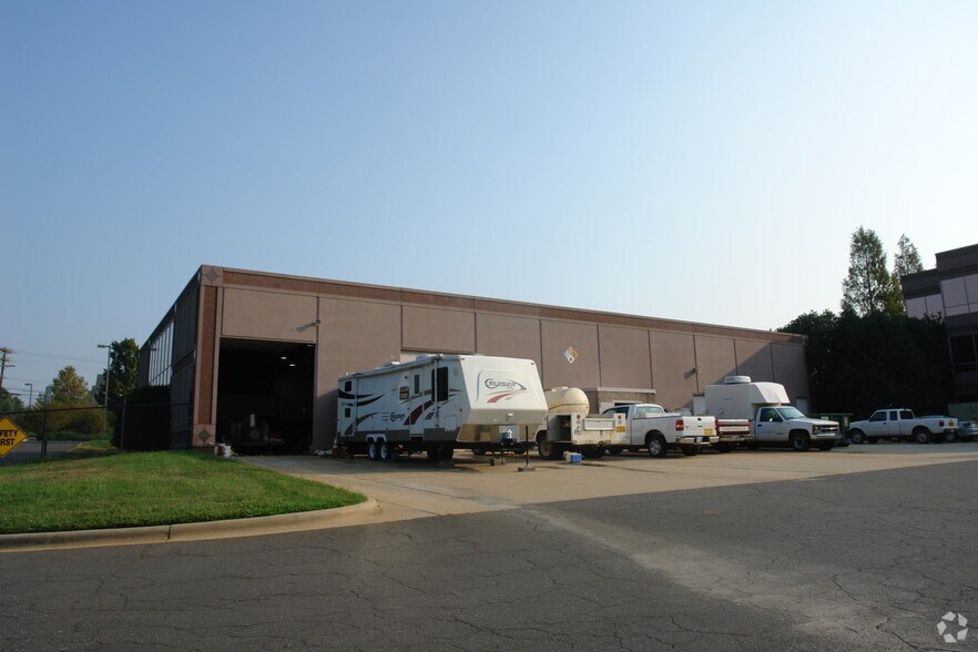 More Photos Of 2800 Westoak Dr, Charlotte Office For Lease