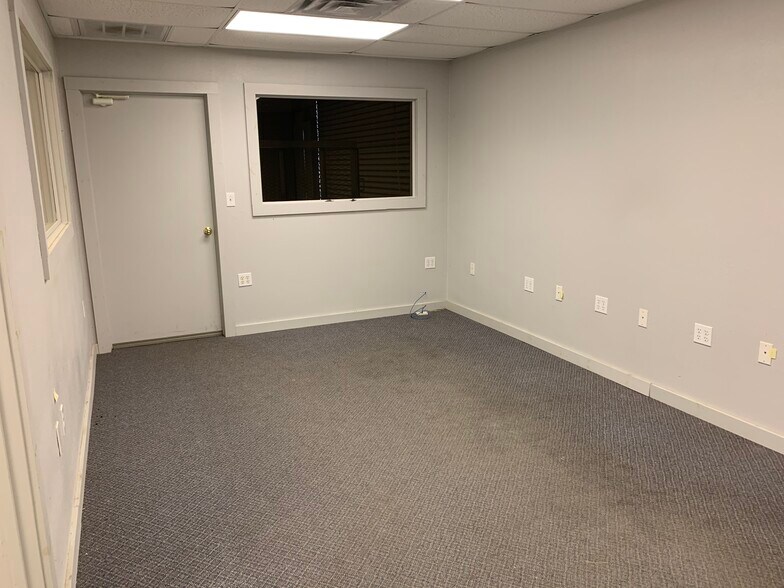 More Photos Of 5424 W Oak St, Palestine Showroom For Lease