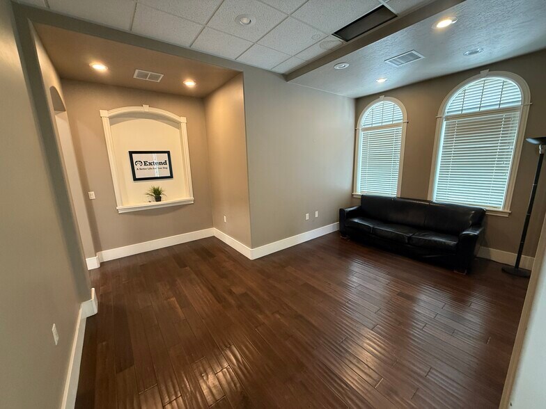 More Photos Of 20 W Main St, Alpine Unknown For Lease