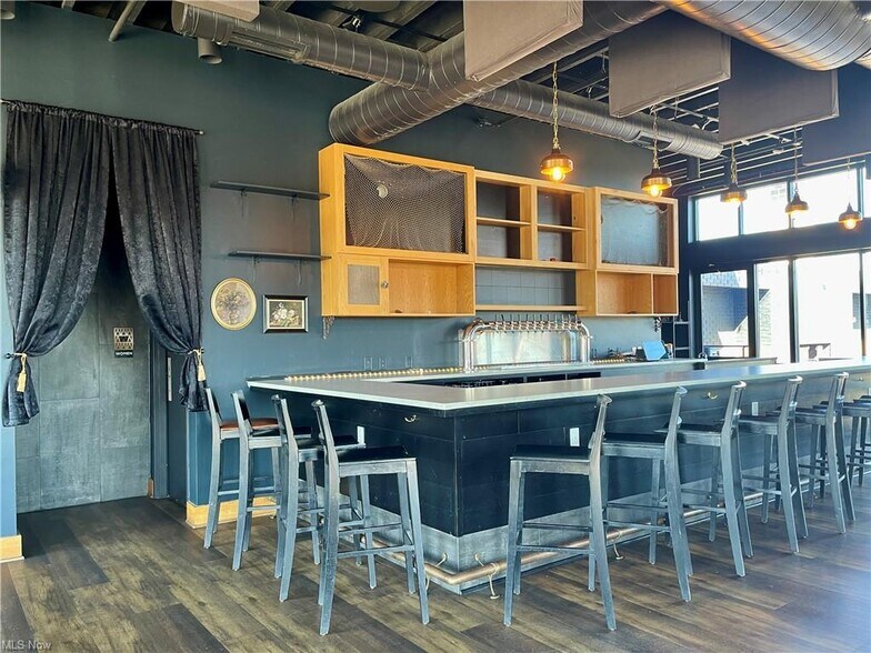 More Photos Of 3941 Erie St, Willoughby Restaurant For Lease