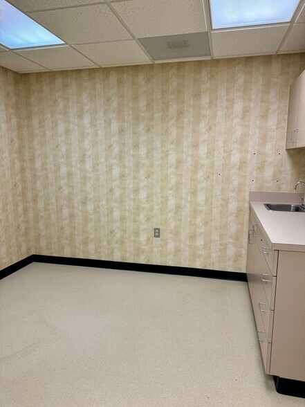 More Photos Of 400 Mocksville Ave, Salisbury Medical For Sale